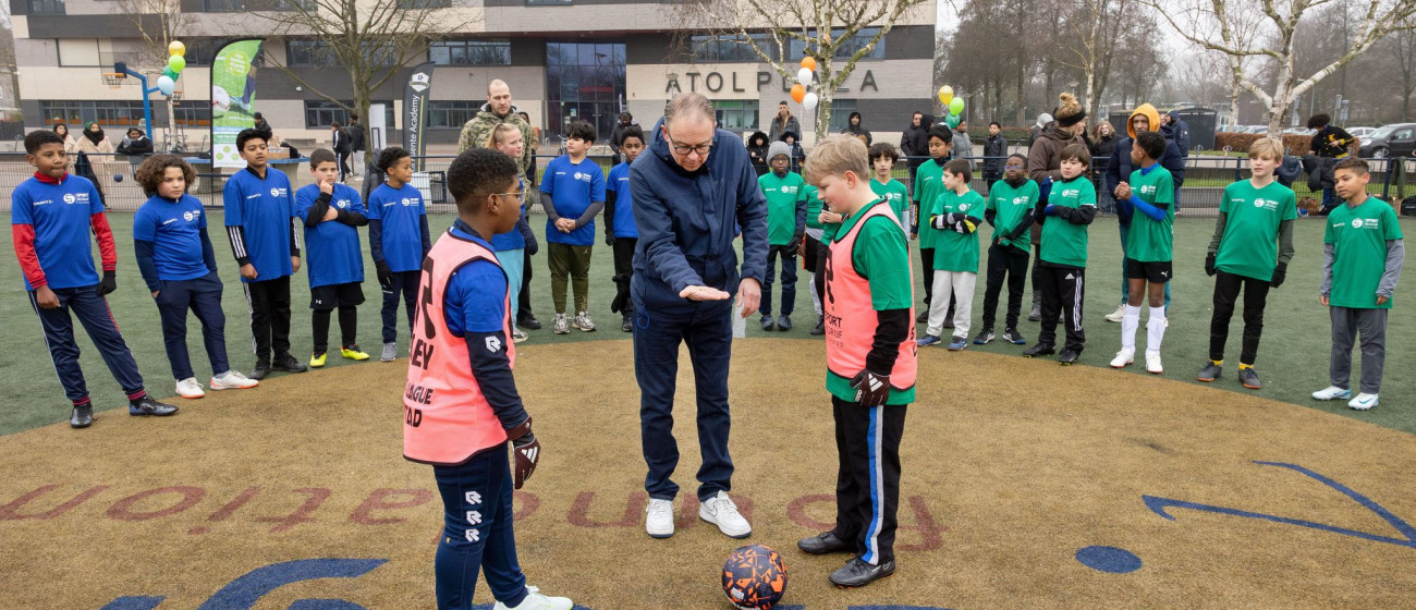 Wethouder-Grimbergen-geeft-startschot-voor-Street-League-voetbalcompetitie-2048x1365.jpg
