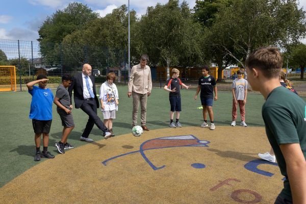 Wethouder Bakelaar trapt een balletje mee tijdens Summer’s Cool©FotostudioWierd
