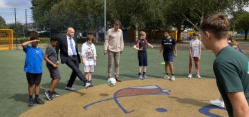 Wethouder Bakelaar trapt een balletje mee tijdens Summer’s Cool©FotostudioWierd