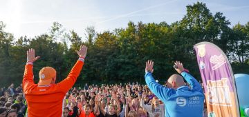 Olympisch kampioen Pirmin Blaak (l) verzorgt de warming-up