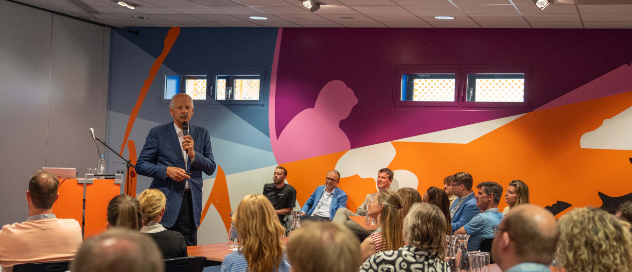 stedman-graham-inspireert-aanwezigen-over-identiteit-en-leiderschap-nieuwsfoto-1.png