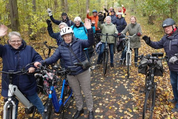 fietsgroep-zwaait-onderweg.jpg